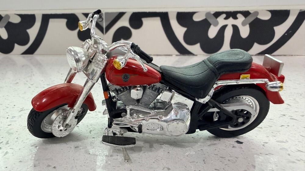 Maisto 1:18 1999 Harley Davidson FLSTF Fat Boy Red Diecast Motorcycle